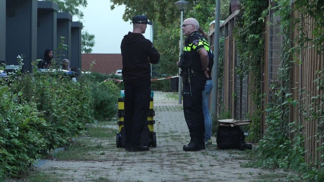 'Een groot succes', noemt hoogleraar terrorisme Edwin Bakker de politieactie van donderdagavond. Het is de grootste actie van de afgelopen jaren. 'AIVD, politie en justitie hebben goed met elkaar samengewerkt.'