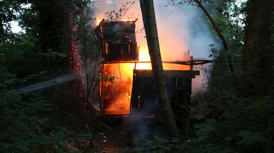 De vlammen sloegen vanavond uit het door kinderen gemaakte huisje