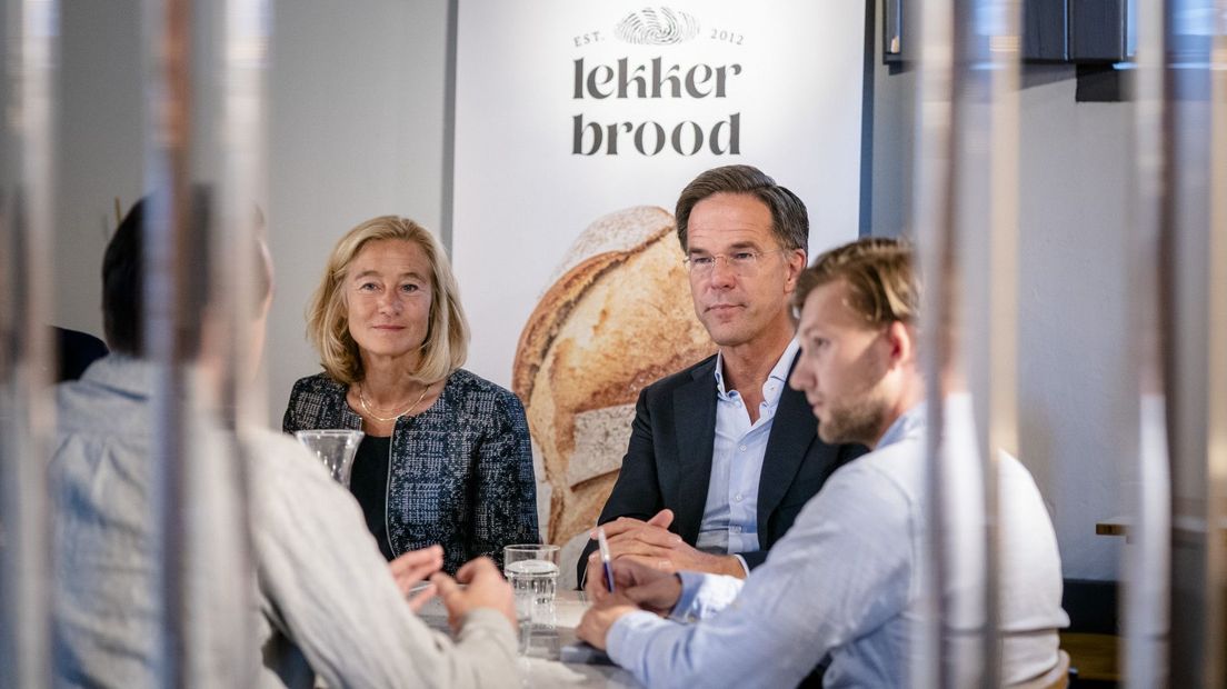 Premier Mark Rutte en ministers Adriaansens (Economische Zaken) bij bakkerij Lekker Brood