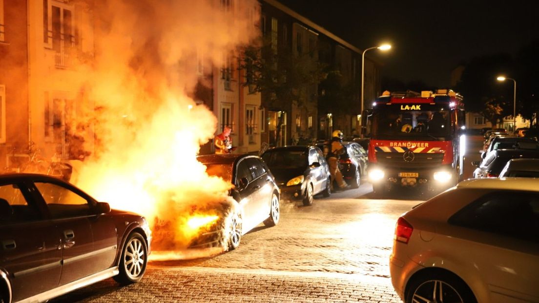 Autobrand in de Hardenbroekstraat in Den Haag