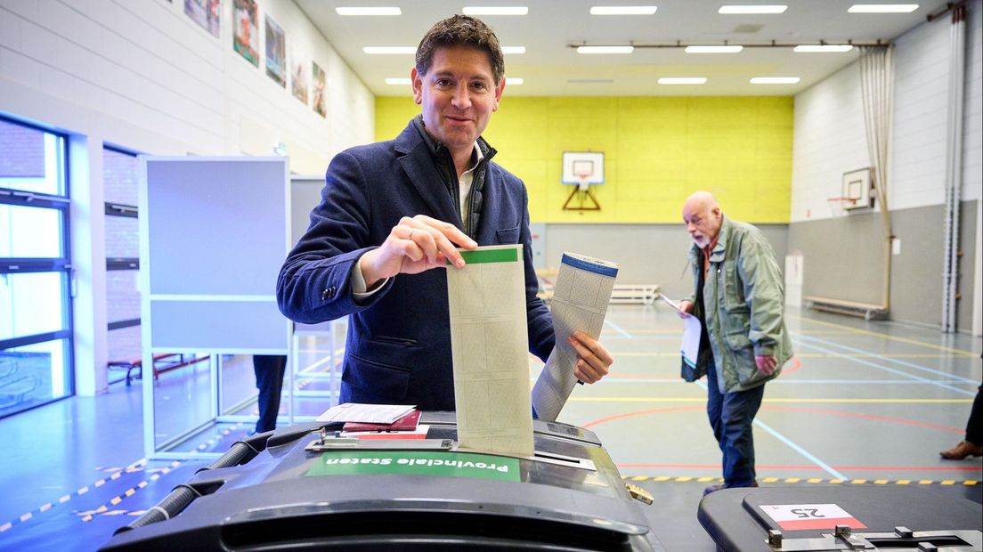 Jan Paternotte (D66) stemt in een gymzaal in Leiden