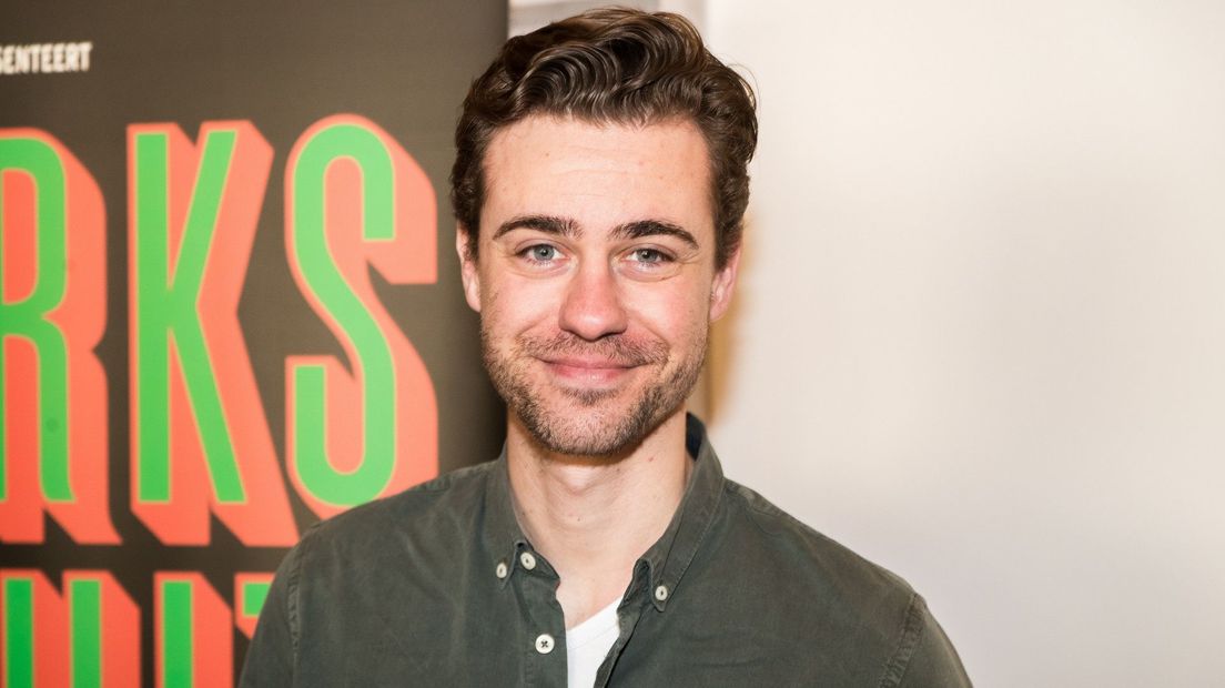 Acteur Beau Schneider spreekt bij Indisch Monument
