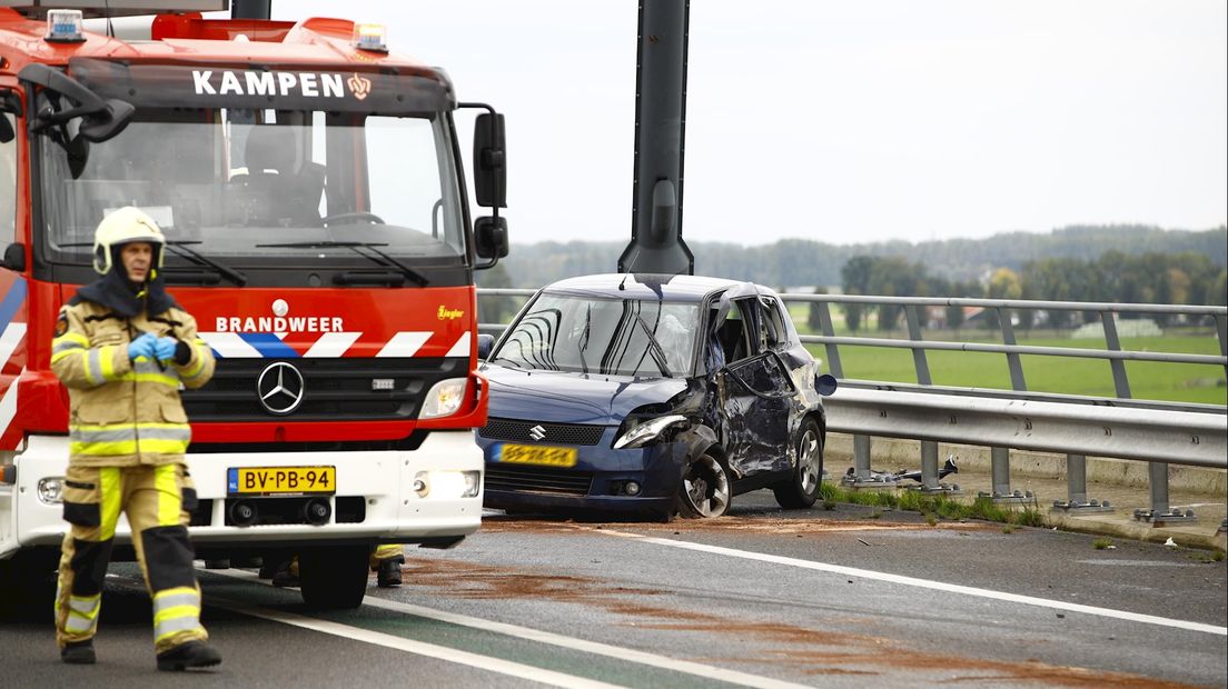 N50 dicht na botsing tussen twee auto's op Eilandbrug in Kampen