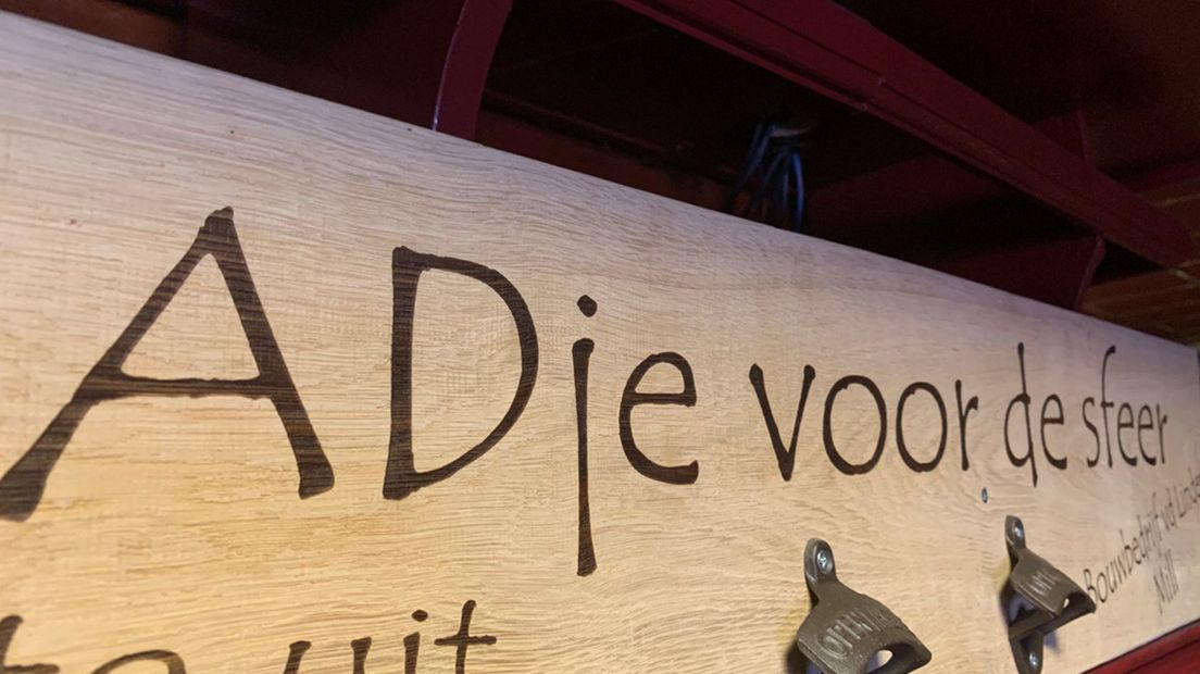 Het bord dat kroegbaas Ard B. van café Holthuis in Westerhaar cadeau kreeg van enkele stamgasten.