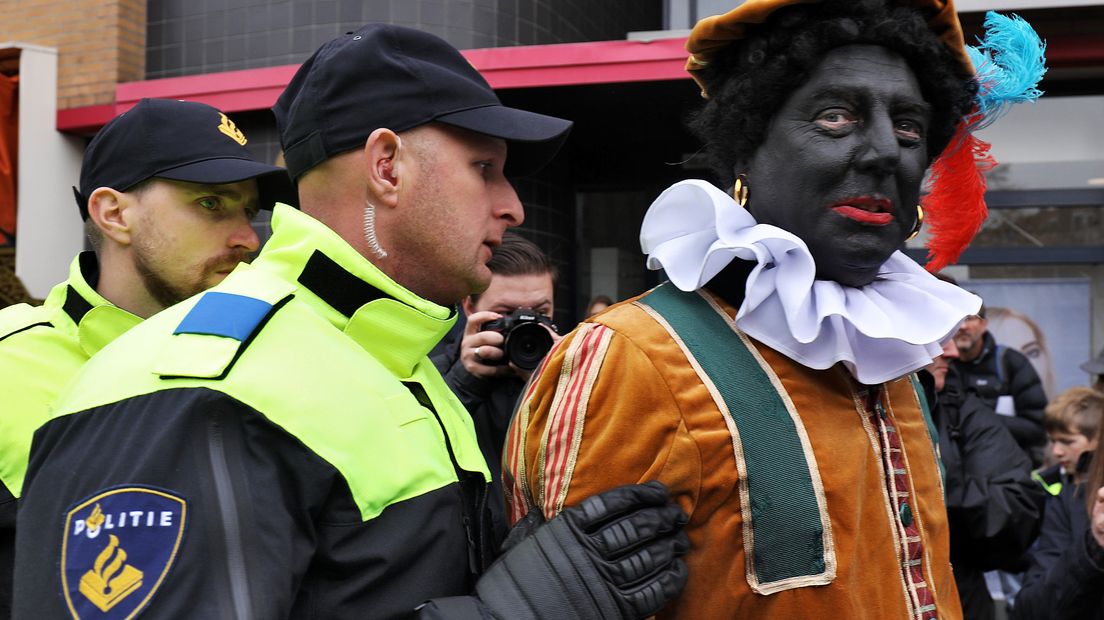 De politie heeft zaterdag enkele mensen aangehouden bij de landelijke intocht van Sinterklaas in Apeldoorn. De intocht had twee primeurs: Sint kwam voor het eerst niet aan op een stoomboot, maar met een stoomtrein. En voor het eerst werd hij niet begeleid door Zwarte Pieten, maar door roetveegpieten.