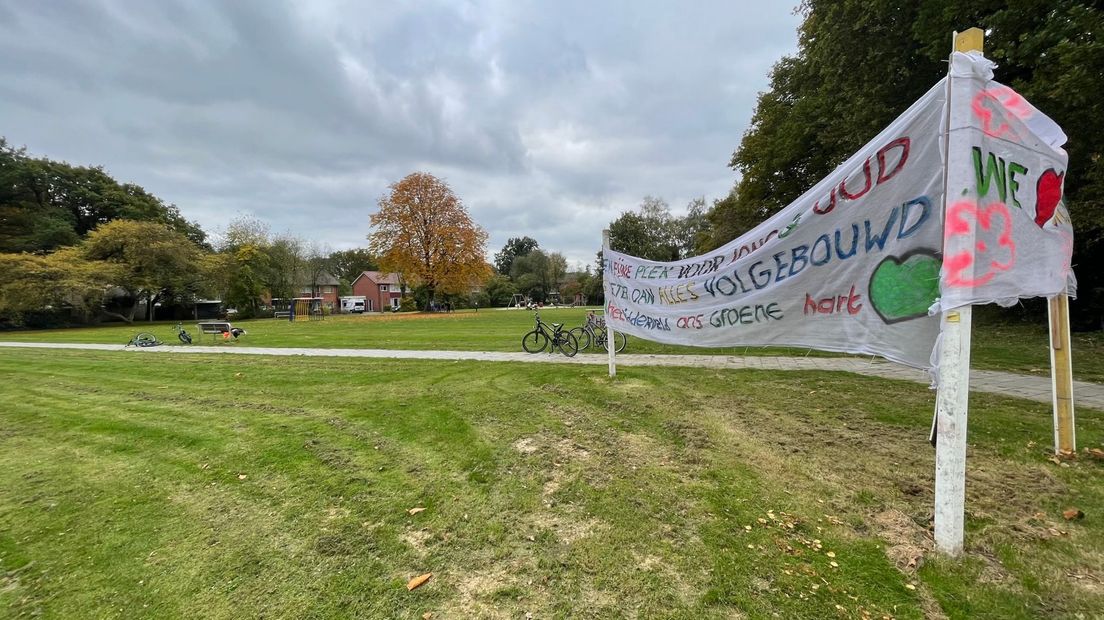 Het Ridderveld waar spandoeken hangen