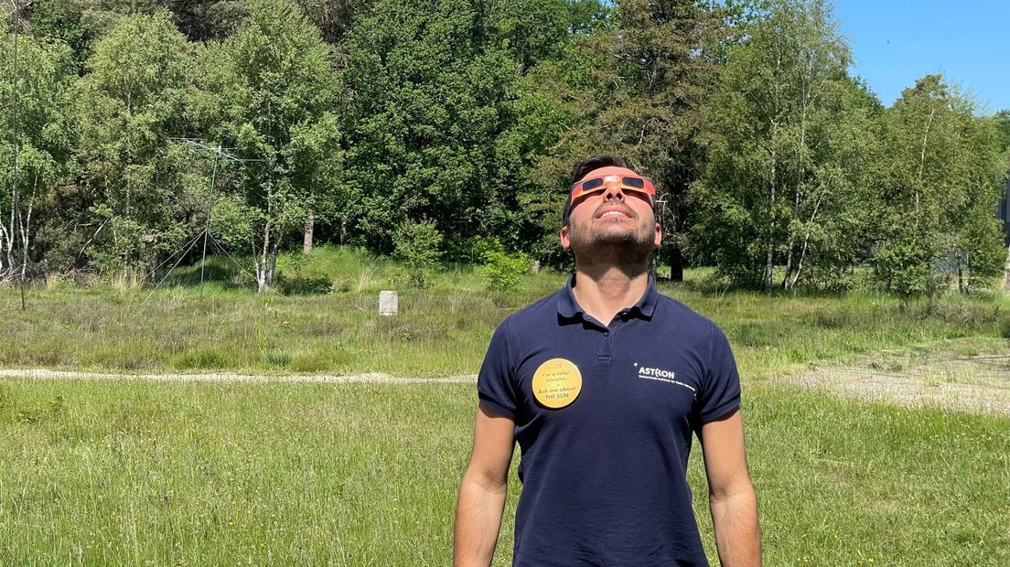 Zonnewetenschapper Pietro Zucca kijkt bij ASTRON in Dwingeloo met een speciale bril naar de eclips