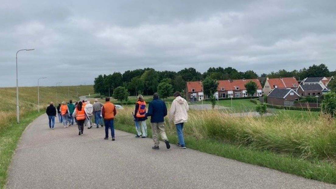 Bewoners Hansweert krijgen uitleg over dijkverzwaring van het waterschap