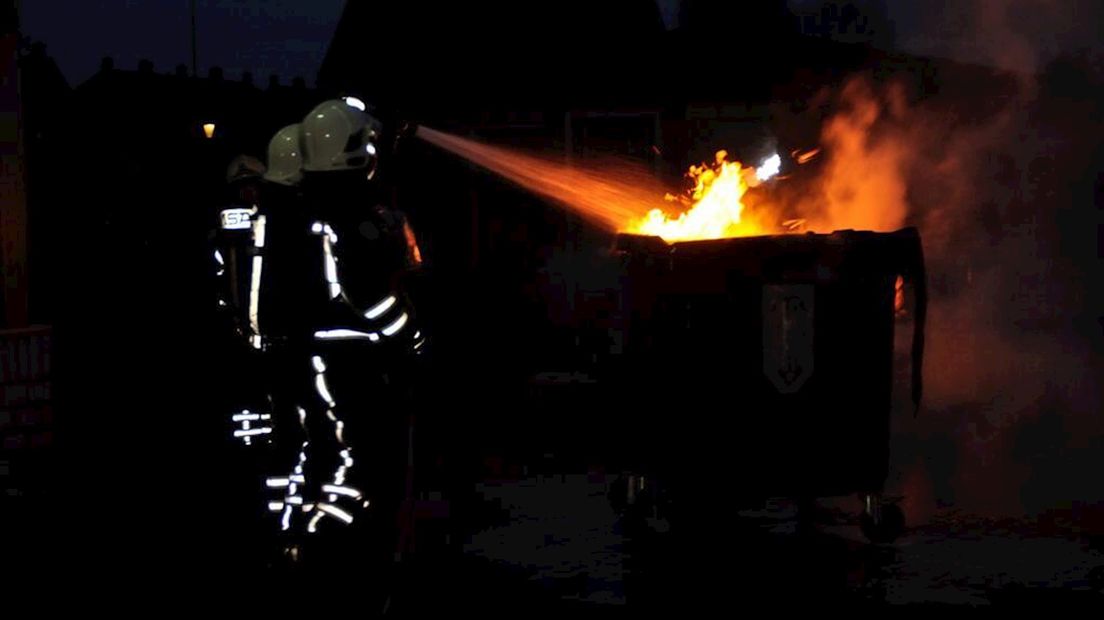 Brandweer blust containerbrand