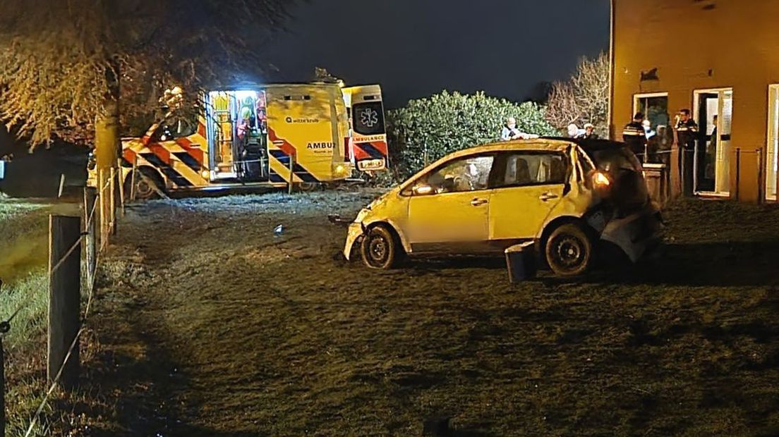 De auto kwam in de tuin tot stilstand