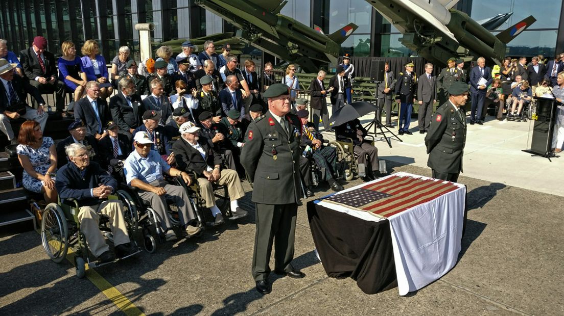 Historische D-Day-vlag aangekomen in Soesterberg.