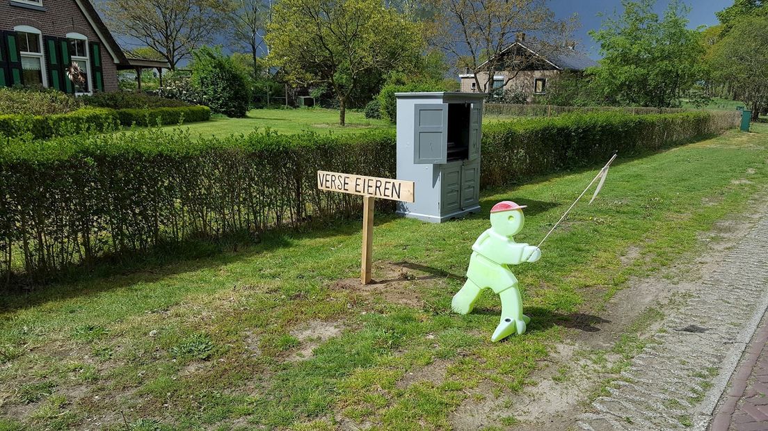 Het kraampje van waaruit kippenboertje Kay zijn eieren aan de man brengt