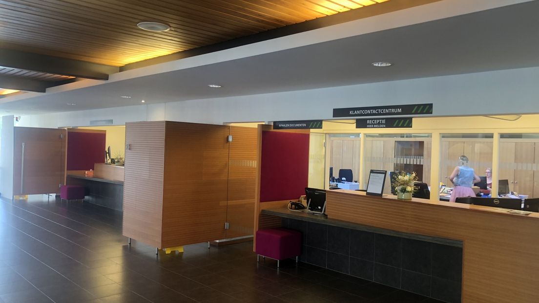 De publieksbalie in het gemeentehuis van Grootegast