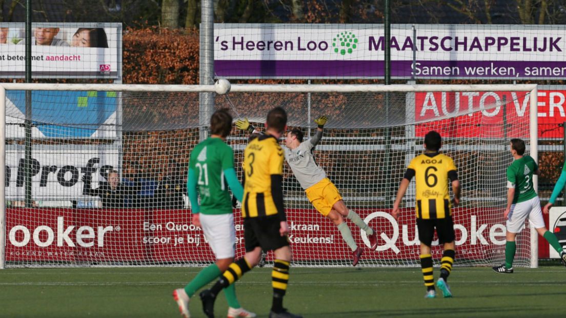 Eemdijk-keeper Ruizendaal moet de bal uit zijn doel halen