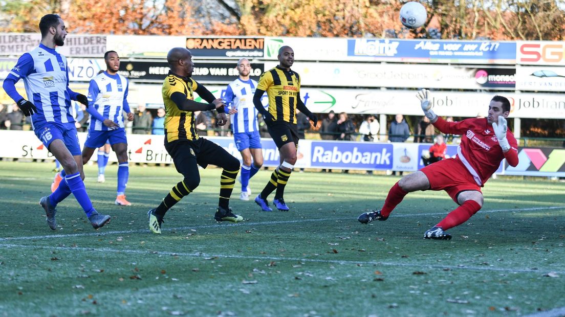 Joshua Patrick (DVS'33) is gevaarlijk voor de goal van Hoek