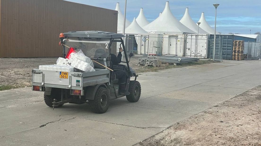 Voorraden toiletpapier worden naar de nieuwe paviljoentent gebracht
