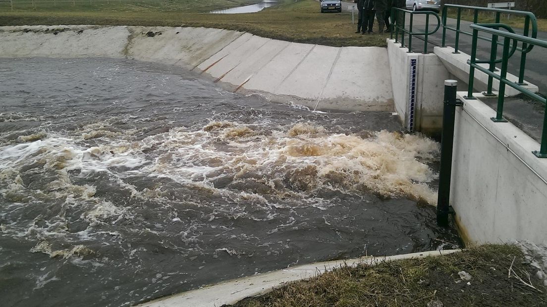 Het water stroomt de waterberging in