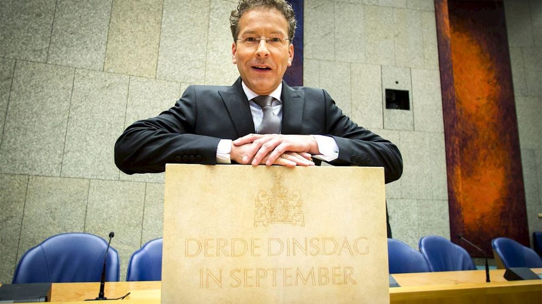 Minister Dijsselbloem met het koffertje met de rijksbegroting en de miljoenennota