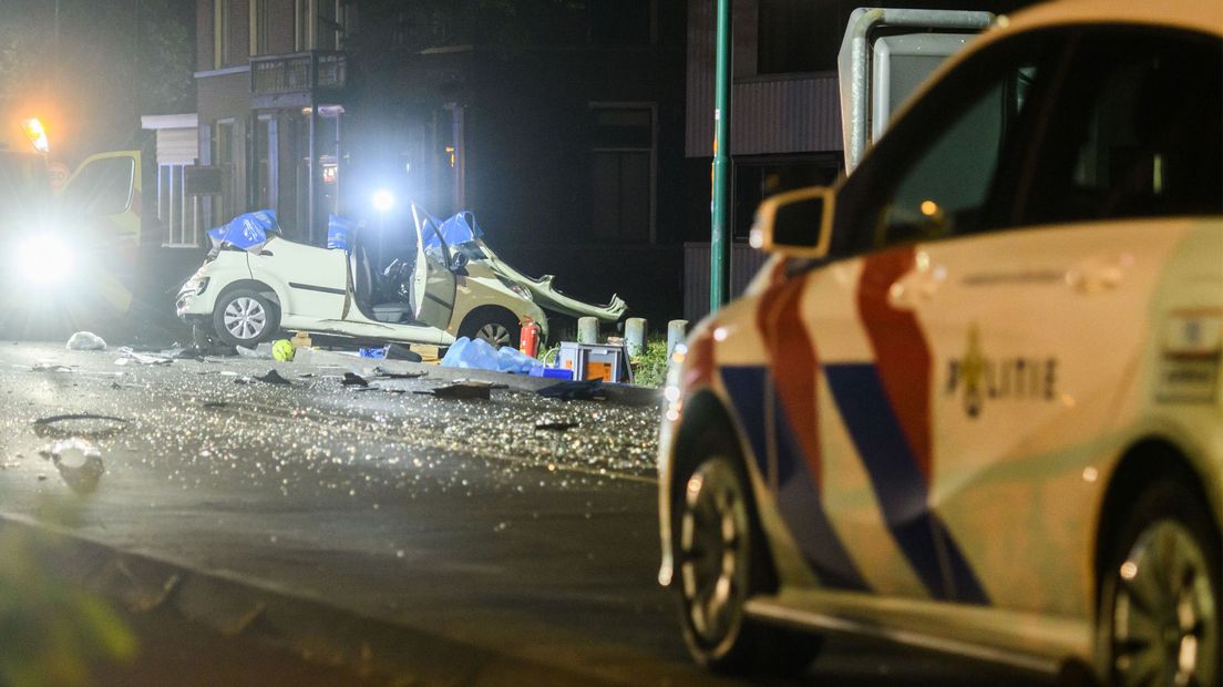 De auto van de tegenligger moest worden opengeknipt om de bestuurder te bevrijden.