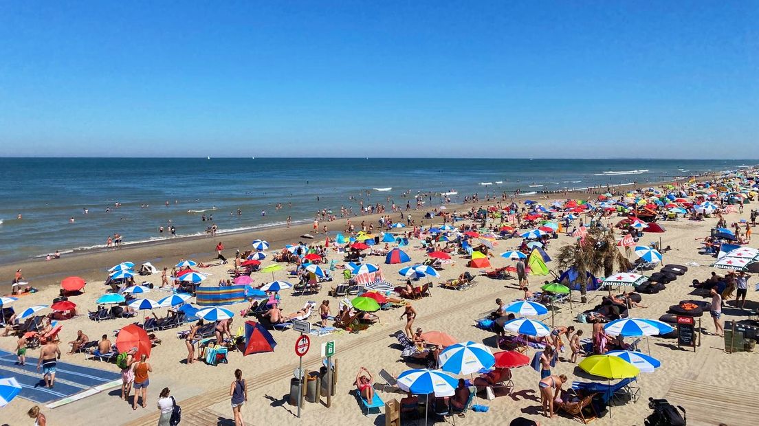 Drukte op het strand van Domburg, maar meeste strandgangers houden wel anderhalve meter afstand