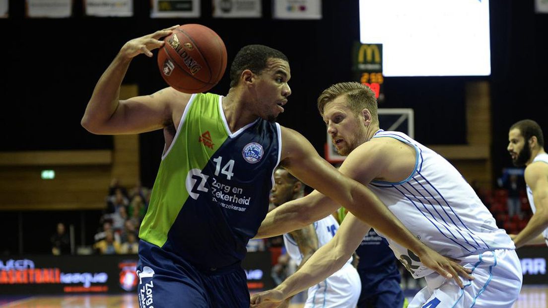 ZZ Leiden-speler Kenneth Simms (links) met Donar-speler Thomas Koenes