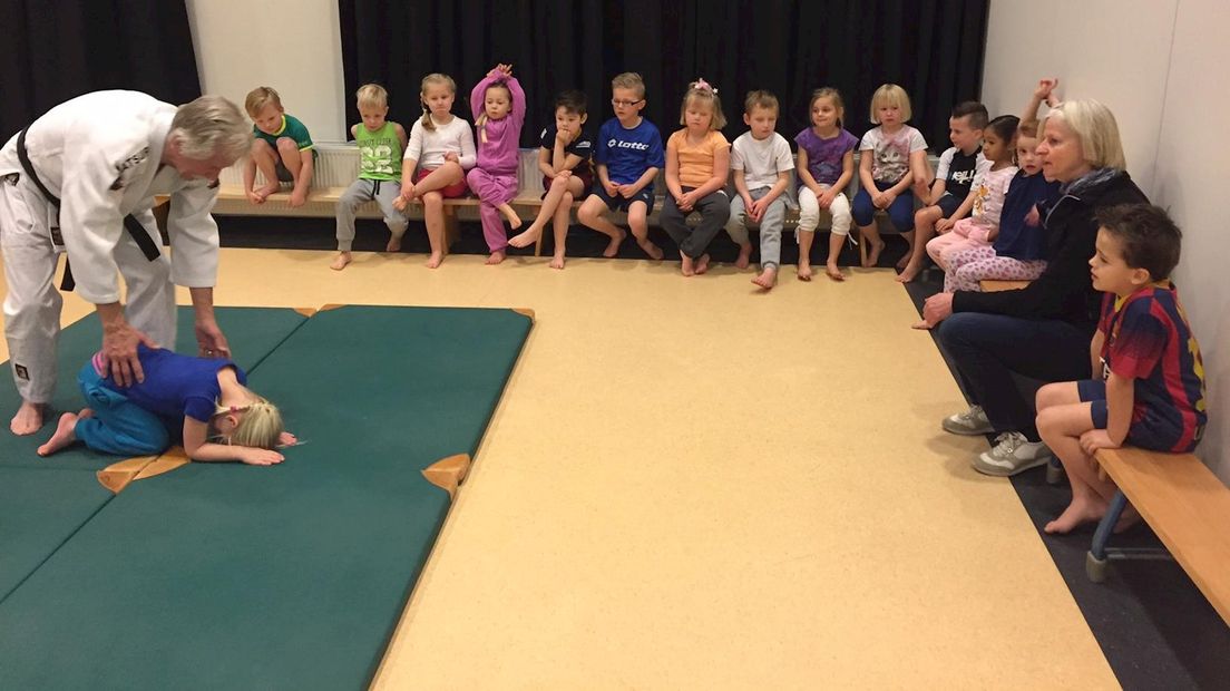 De kinderen kijken hoe het moet