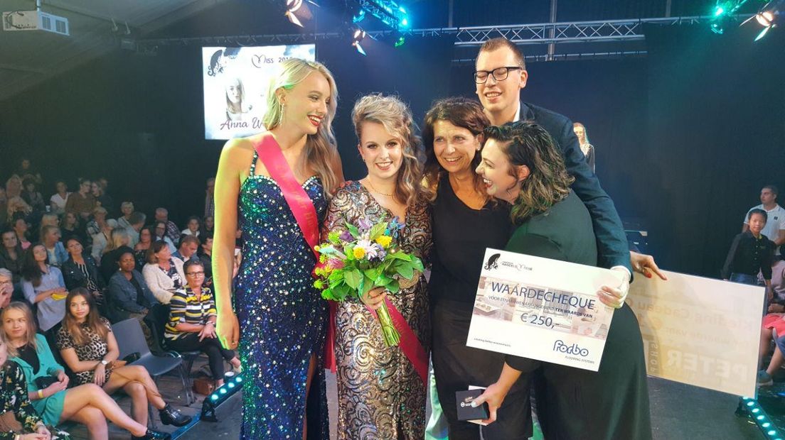 Anne Westerling (midden) won de missverkiezing (Rechten: Dylan de Lange/RTV Drenthe)