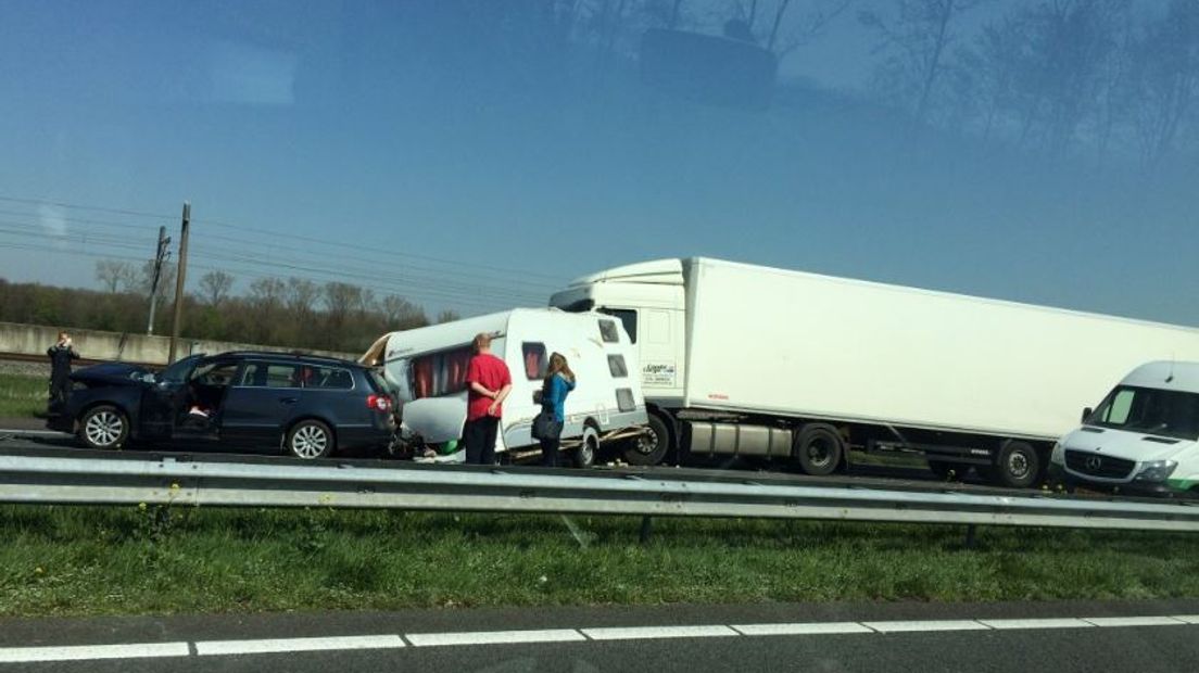 De A15 bij Vuren is in de richting van Rotterdam maandagmiddag urenlang volledig afgesloten geweest na een kettingbotsing. Een inzittende kwam daarbij om het leven. Sinds 20.00 uur is de weg weer vrij.