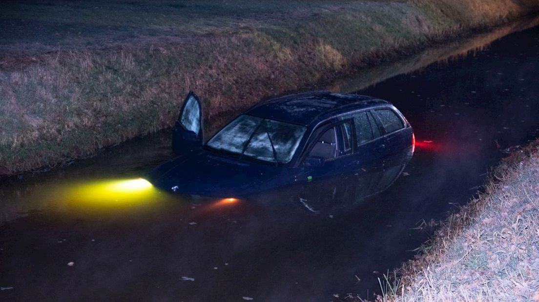 Auto te water in Broekland