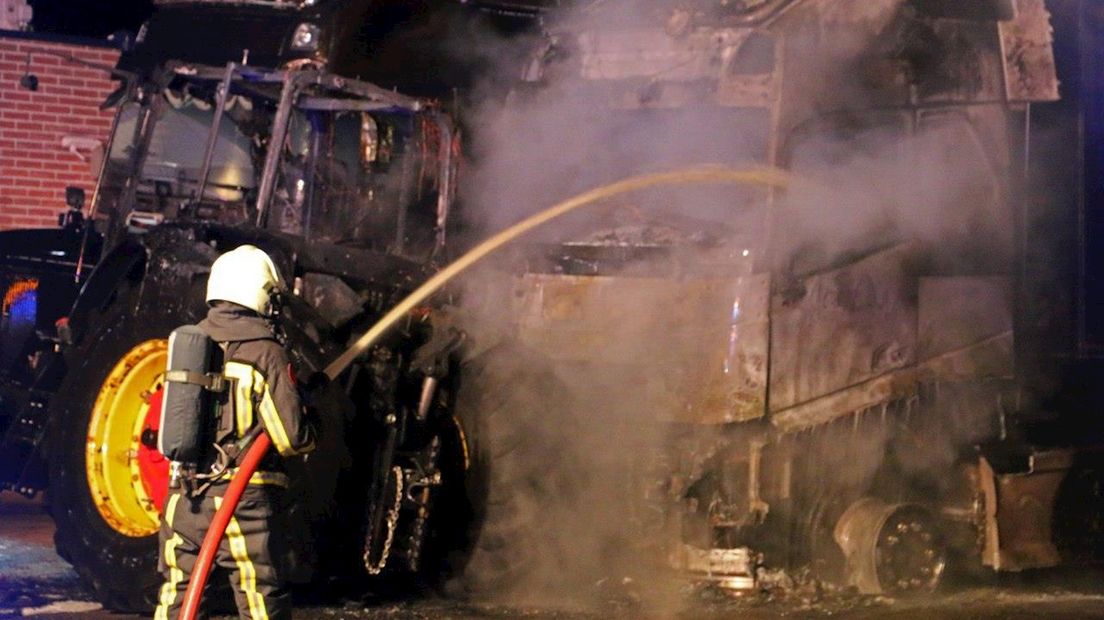 Vrachtwagen en tractor in brand