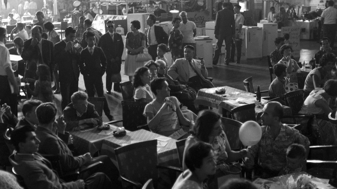 Eerste Tong Tong Fair in de Haagse Dierentuin in 1959