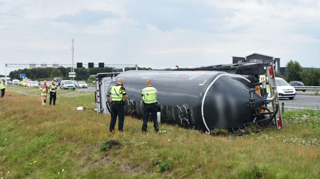 File Door Gekantelde Vrachtwagen Op A28 - RTV Drenthe