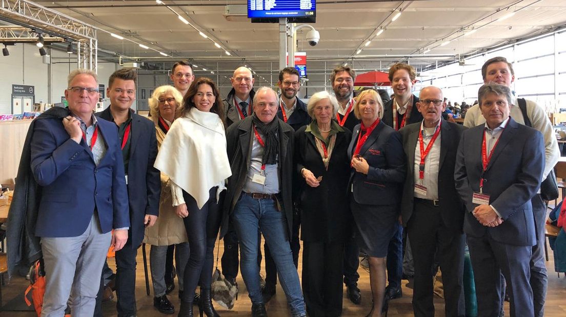 De Statenfractie van de VVD en lijsttrekker Floor Vermeulen op Rotterdam The Hague Airport.