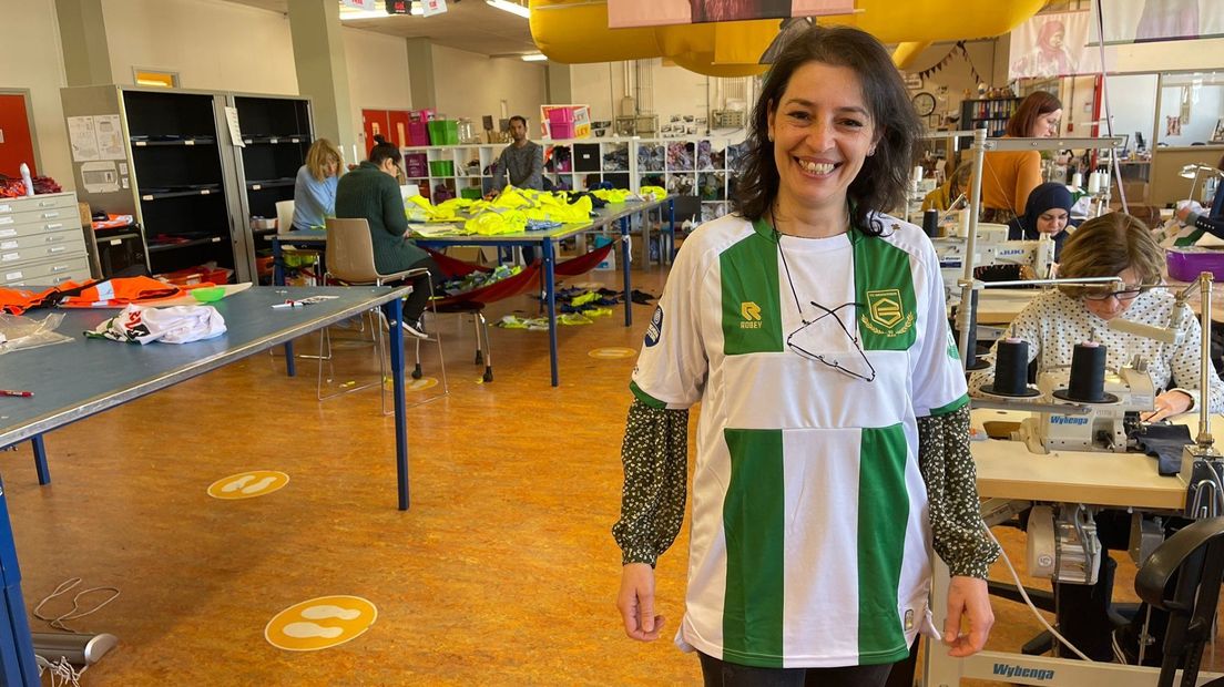 Sandra Algouri poseert trots met het shirt van Bjorn Meijer