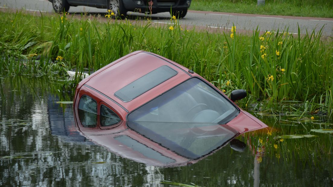 De auto in het water.