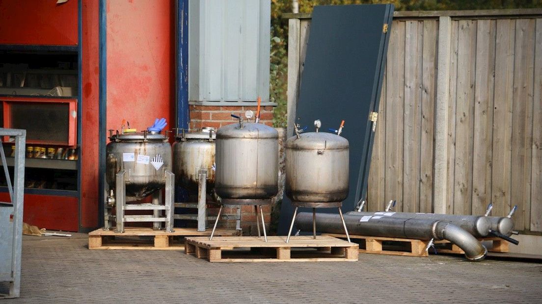 Politieonderzoek in pand Oldenzaal gaat verder; vaten met chemische stoffen gevonden