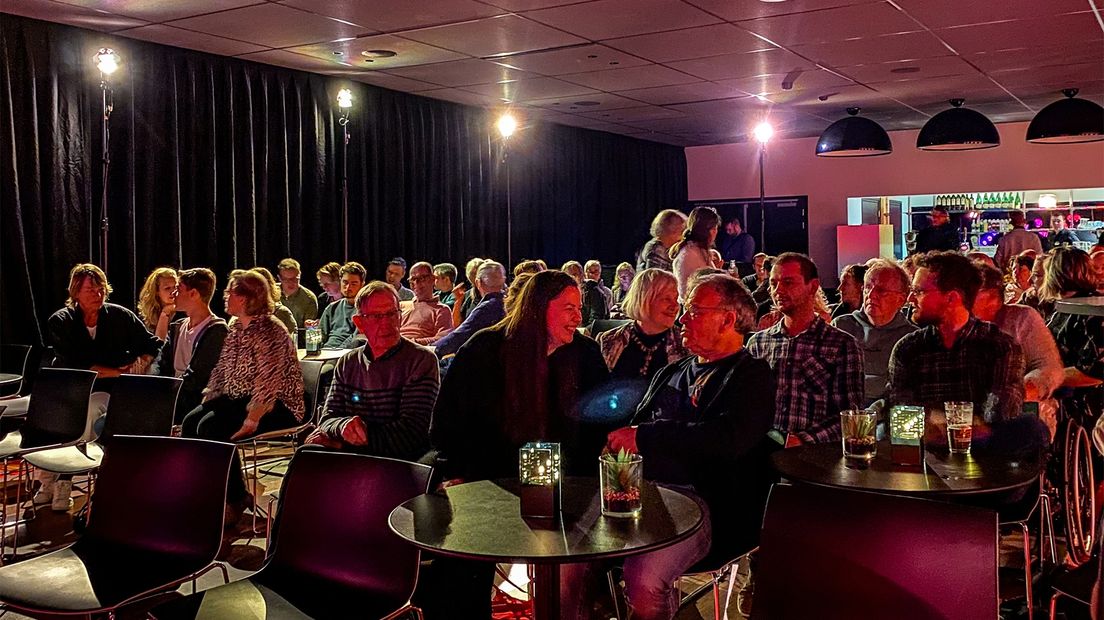 De nieuwe foyerzaal biedt ruimte aan circa honderd bezoekers