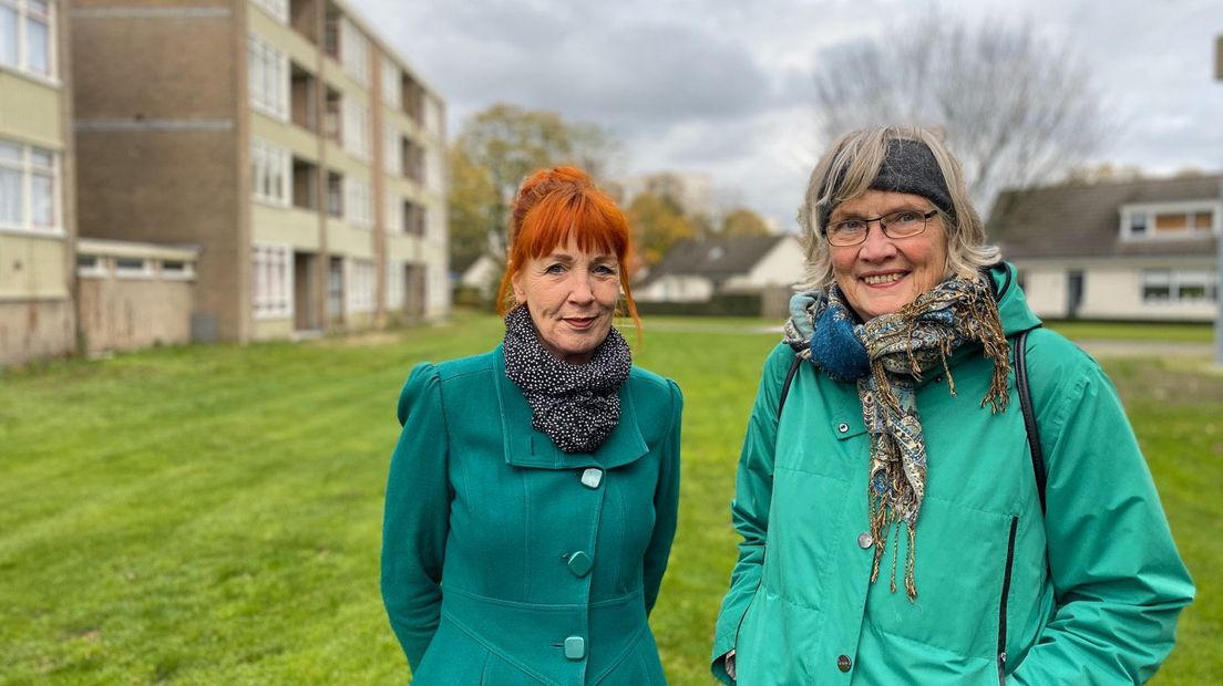 Jolanda Menzo en Clara Bijdevaate uit Emmen willen in het Knarrenhof wonen (Rechten: Janet Oortwijn/RTV Drenthe)