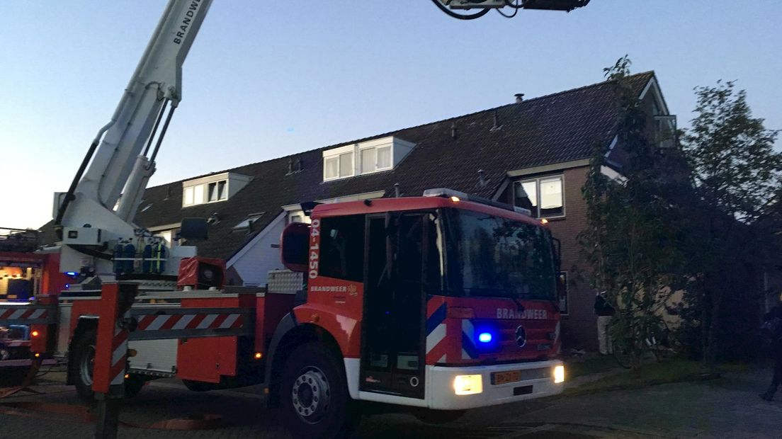 Brandweer met hoogwerker naar schoorsteenbrand in Kampen
