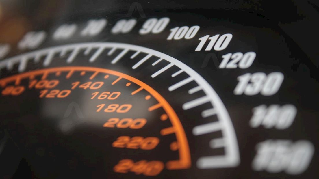 Twee mannen rijden meer dan honderd door bebouwde kom