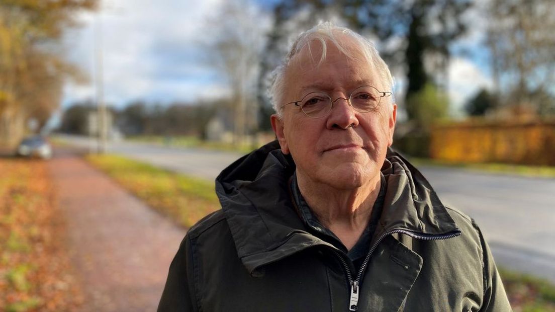 Historicus en oud-gemeentearchivaris Gerjan Crebolder op de Apeldoornsestraat bij Voorthuizen.