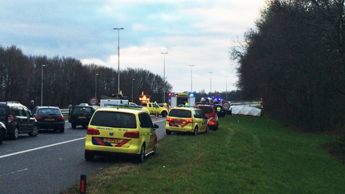 De vrouw die dinsdagochtend ernstig gewond raakte bij een ongeluk op de A50 bij Heerde is later in het ziekenhuis aan haar verwondingen overleden, meldt de politie.
