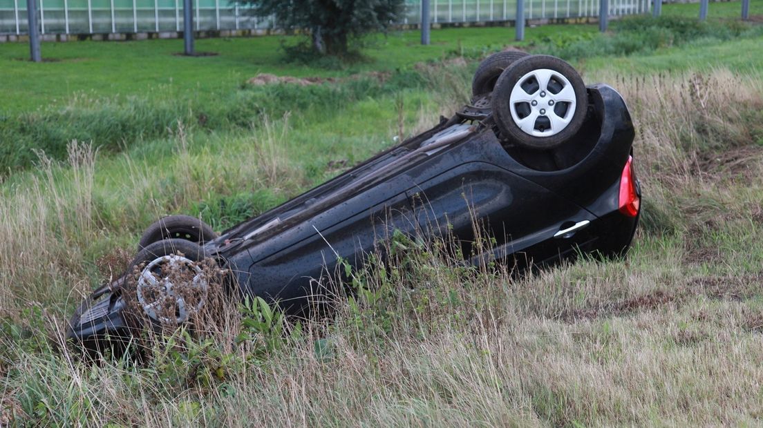 auto op de kop Nieuw-Amsterdam