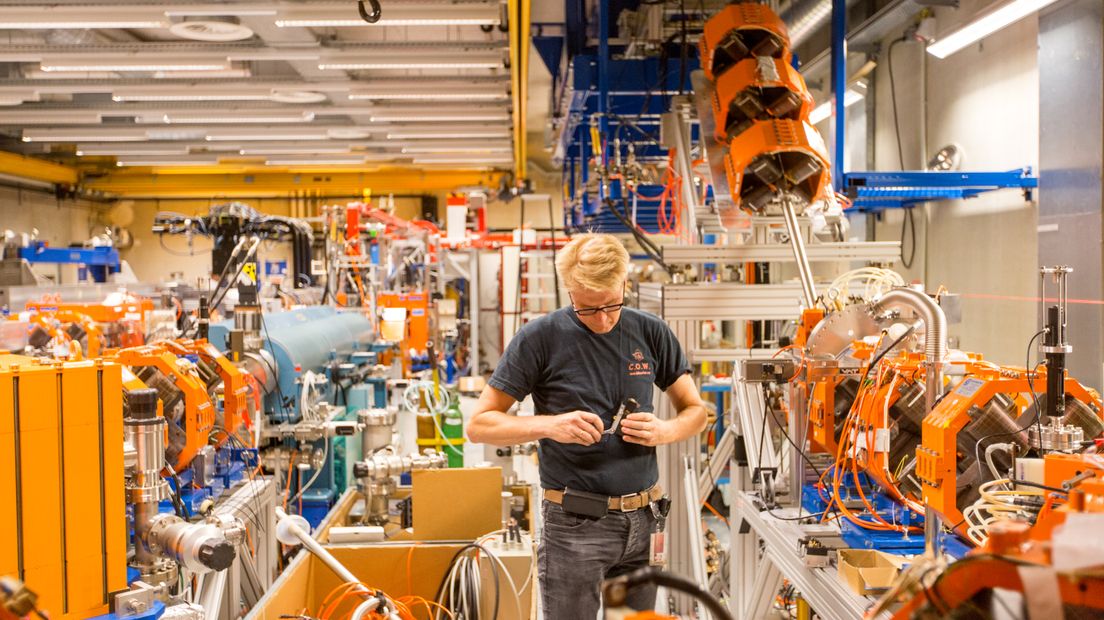 In 2010 leverde het al een Nobelprijs op: een magnetenlab in Nijmegen. Maar het kan allemaal nog veel geavanceerder, vinden ze in Nijmegen. En dus is het magnetenlab verbonden aan het naastgelegen laserlab met een buis. Het heeft wel iets weg van het grote voorbeeld uit Zwitserland, het CERN. Minister Ingrid van Engelshoven opende het geheel maandag.
