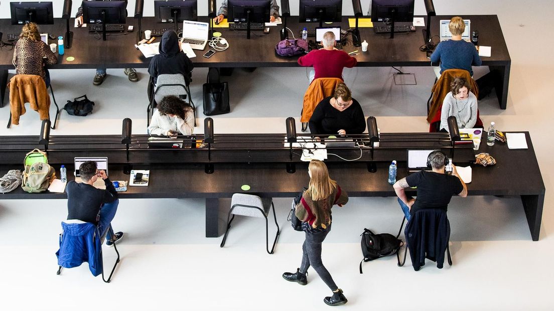 Studenten in het Forum Groningen