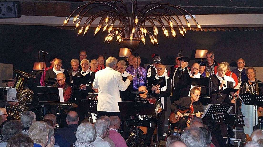 De Traan bestaat 25 jaar: een boek over muzikale belhamels van 65-plus en veel ouder - RTV Drenthe
