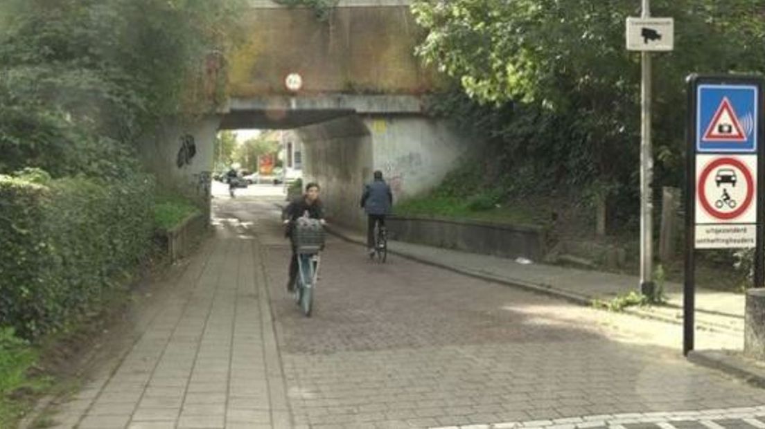 De tunnel is dicht omdat dat veiliger is voor fietsers.