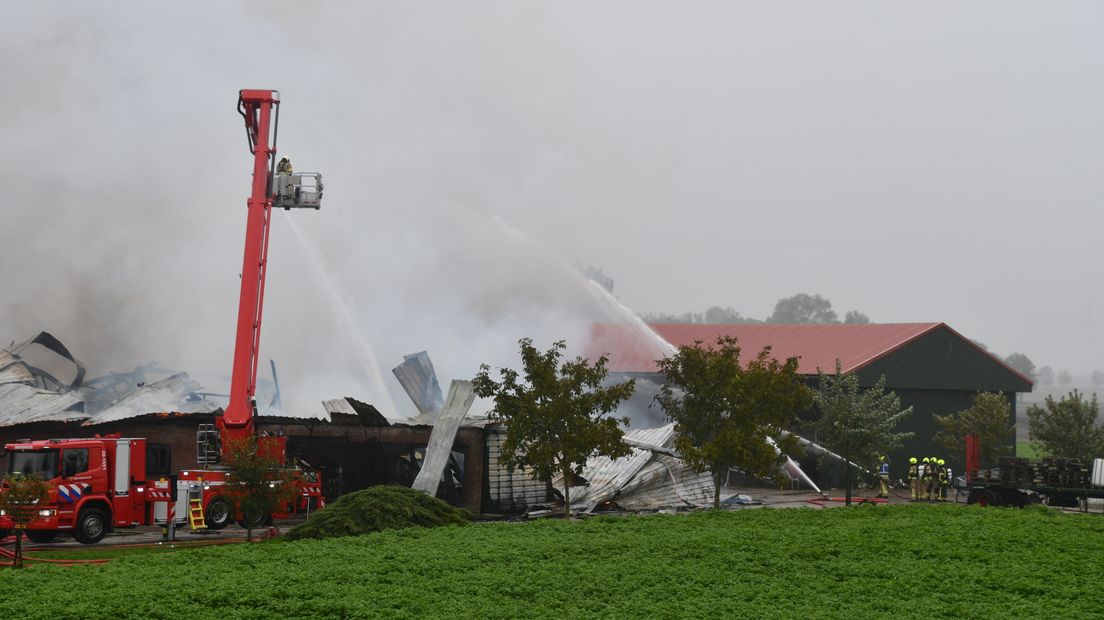 De historische schuur brandde helemaal uit. De naastgelegen schuur kon behouden worden