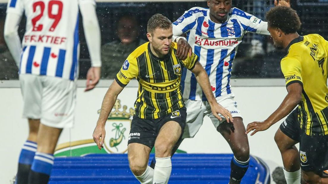 Vitesse halverwege bij SC Heerenveen op 1-0 achter, ondanks man meer