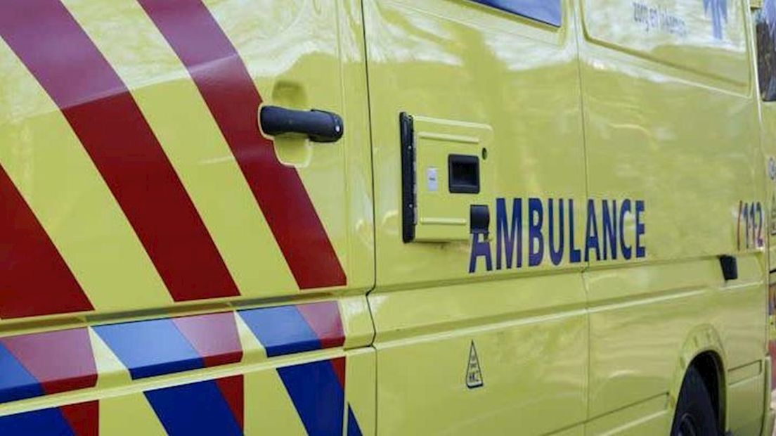 Automobilist met ambulance naar het ziekenhuis